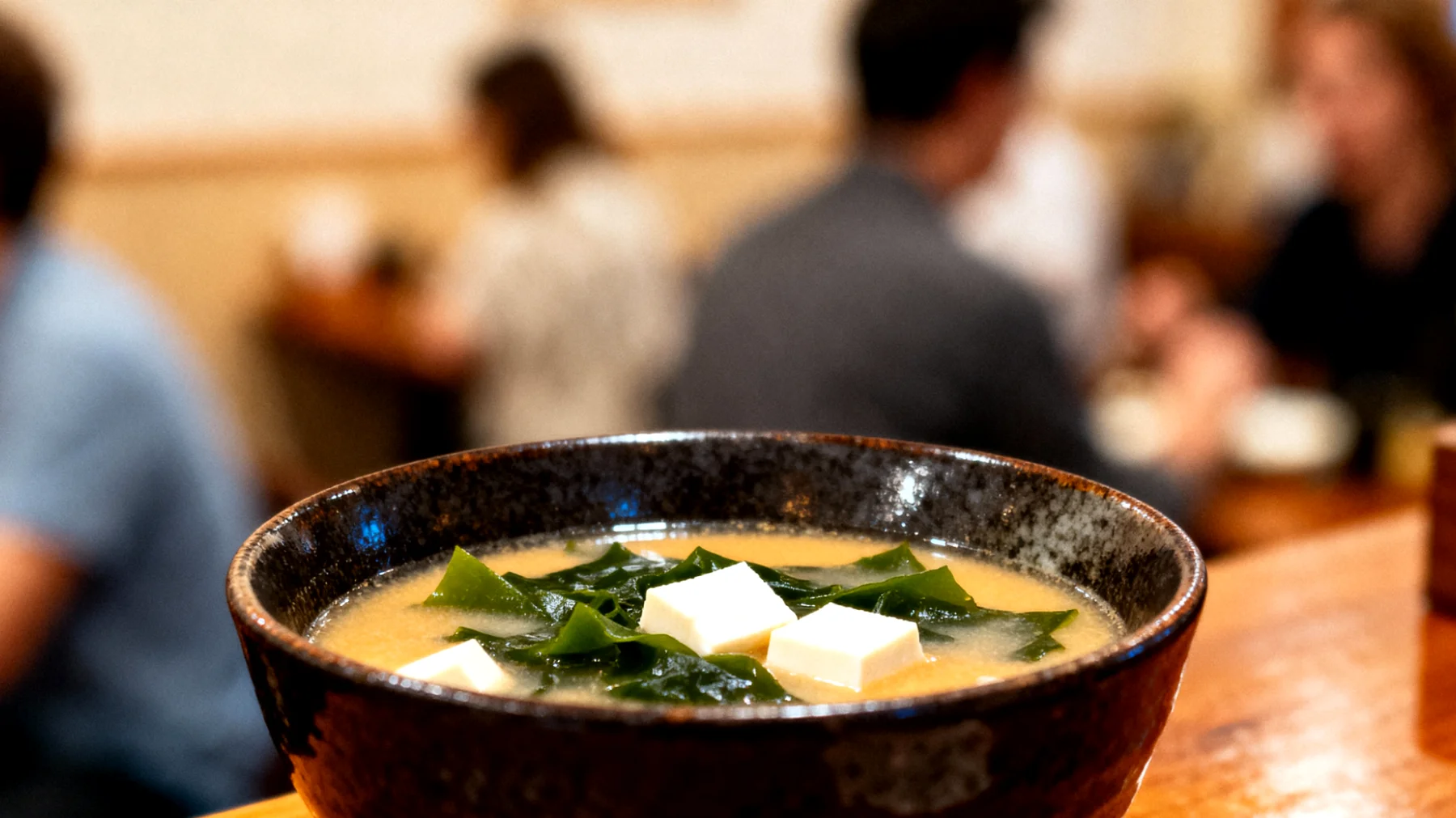 Soupe miso aux algues wakame et tofu"