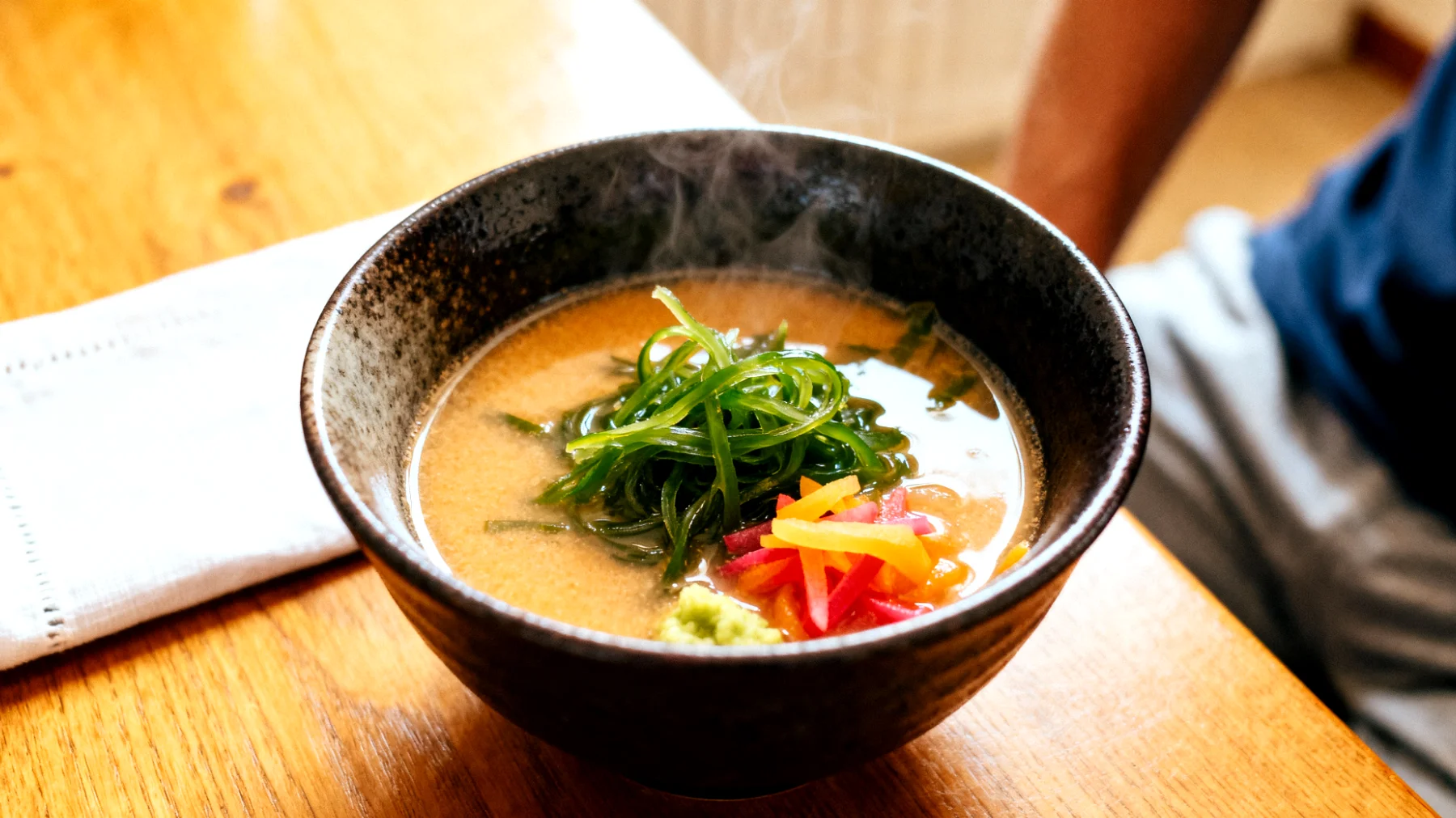 Soupe miso aux légumes lacto-fermentés et algues wakame"
